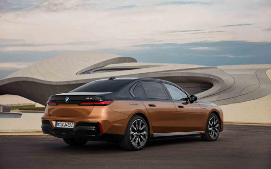 BMW i7